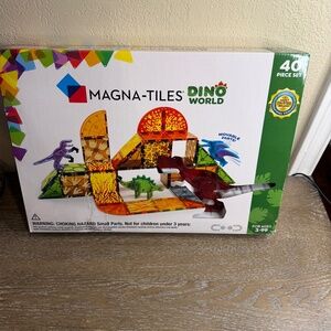 NEW IN BOX MAGNA-TILES Dino World 40-Piece Magnetic Construction Set.
